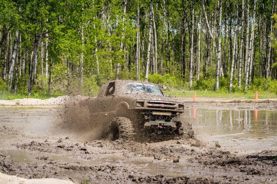 4wd vehicle in mud